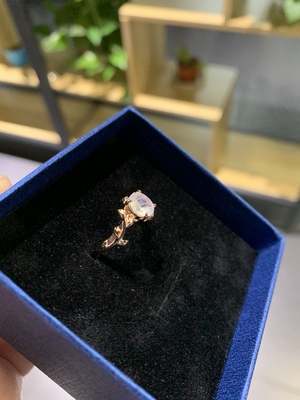 14K রোজ গোল্ড লিফ ফ্লাওয়ার রাউন্ড কাট মুনস্টোন ওয়েডিং রিং এনগেজমেন্ট রিং