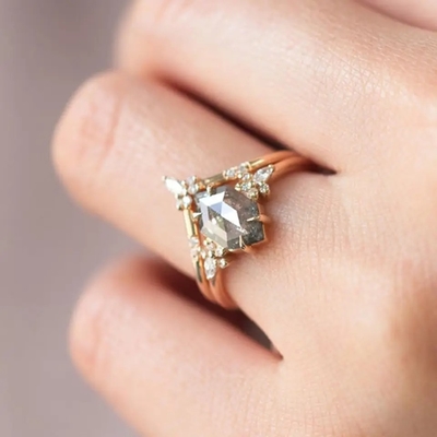 ষড়ভুজ কাটা লবণ এবং মরিচ CZ Moissanite 925 সিলভার রিং বাঁকা ম্যাচিং