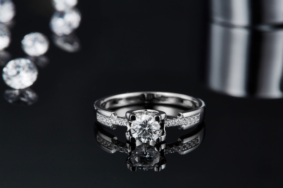মহিলাদের জন্য সাদা Moissanite মিনিমালিস্ট কাস্টম Sytle Cz বিবাহের আংটি