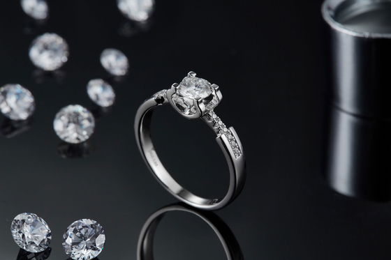 মহিলাদের জন্য সাদা Moissanite মিনিমালিস্ট কাস্টম Sytle Cz বিবাহের আংটি
