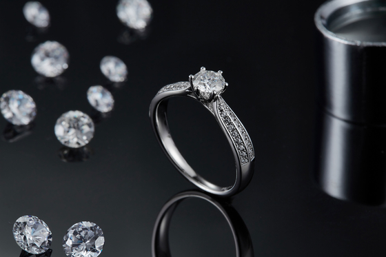 মিনিমালিস্ট ডিজাইনের 9K সোনার গয়না, Moissanite 925 সিলভার রিং সেট