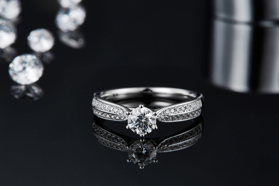 মিনিমালিস্ট ডিজাইনের 9K সোনার গয়না, Moissanite 925 সিলভার রিং সেট