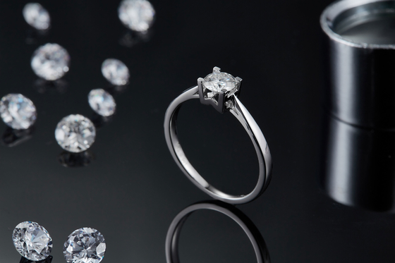 অনন্য S925 পূর্ব পশ্চিম সেটিং পান্না কাট Moissanite বিবাহের এনগেজমেন্ট রিং আধুনিক