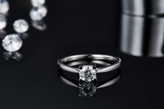 অনন্য S925 পূর্ব পশ্চিম সেটিং পান্না কাট Moissanite বিবাহের এনগেজমেন্ট রিং আধুনিক