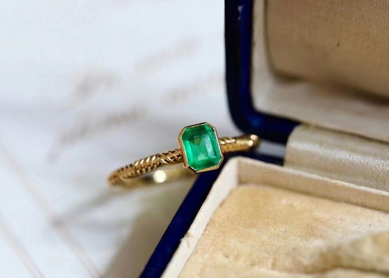 0.51ct প্রাকৃতিক সবুজ পান্না রিং, বিবাহের জন্য 18K গোল্ড ডায়মন্ড রিং