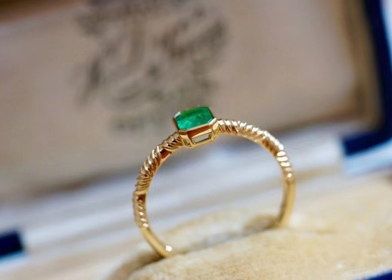 0.51ct প্রাকৃতিক সবুজ পান্না রিং, বিবাহের জন্য 18K গোল্ড ডায়মন্ড রিং