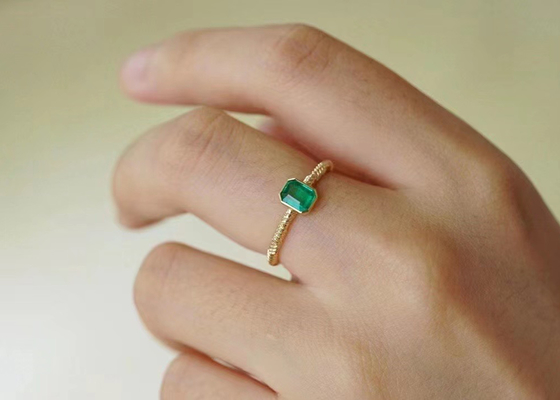 0.51ct প্রাকৃতিক সবুজ পান্না রিং, বিবাহের জন্য 18K গোল্ড ডায়মন্ড রিং