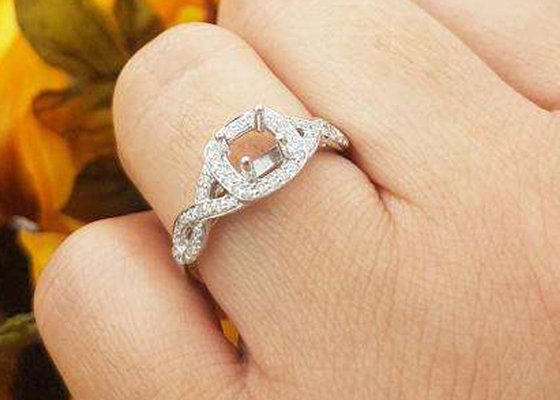 জন্মদিনের জন্য 0.38ct 1.3mm 14k হোয়াইট গোল্ড সেমি মাউন্ট রিং কুশন কাট