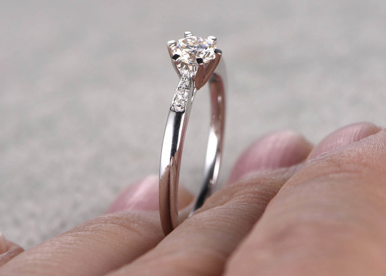 দৈনিক পরিধানের জন্য 5mm Moissanite রিয়েল ডায়মন্ড জুয়েলারি রিং হোয়াইট গোল্ড মেটেরিয়াল ODM