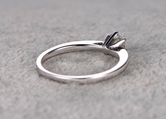 দৈনিক পরিধানের জন্য 5mm Moissanite রিয়েল ডায়মন্ড জুয়েলারি রিং হোয়াইট গোল্ড মেটেরিয়াল ODM