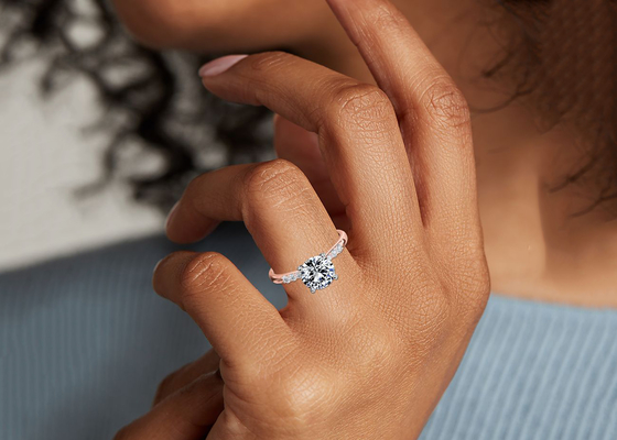 3.6ct রাউন্ড কাট ল্যাব ডায়মন্ড সহ ক্লো সেটিং 9K সিলভার রিং